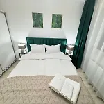 Coresi Mall Area Luxury Glam - Parking Option *