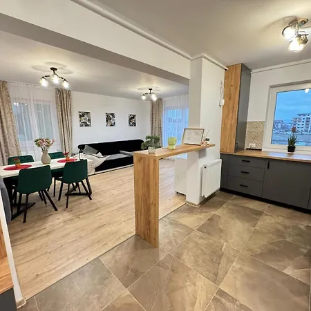 Апартаменты Coresi Mall Area Luxury Glam - Parking Option