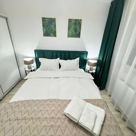 Luxury Glam Apartments Near Coresi Mall - Parking Option *