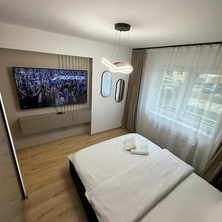 Luxury Glam Apartments Near Coresi Mall - Parking Option